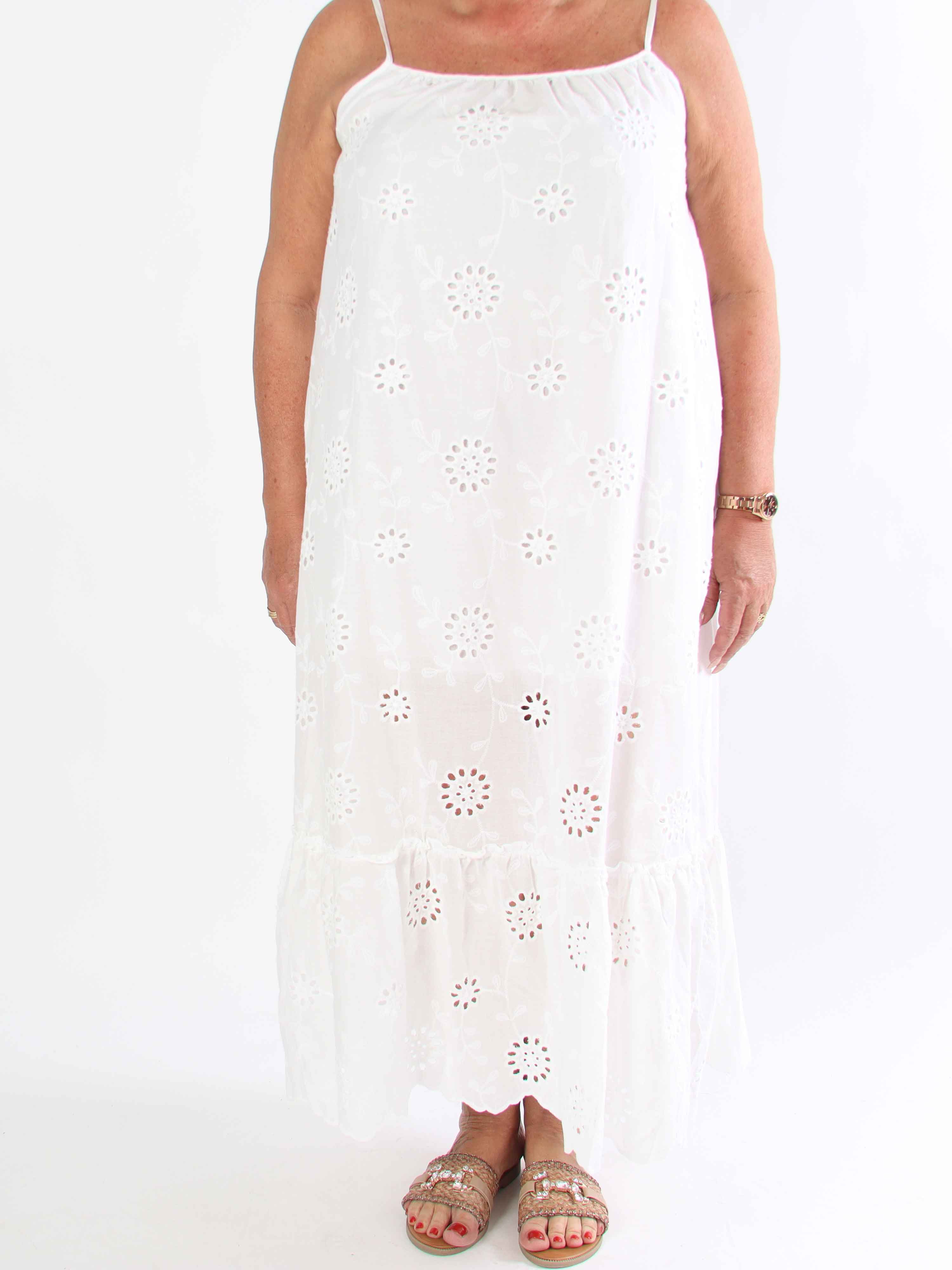 Freya - Plus size klänning i bomull med broderie anglaise framtill